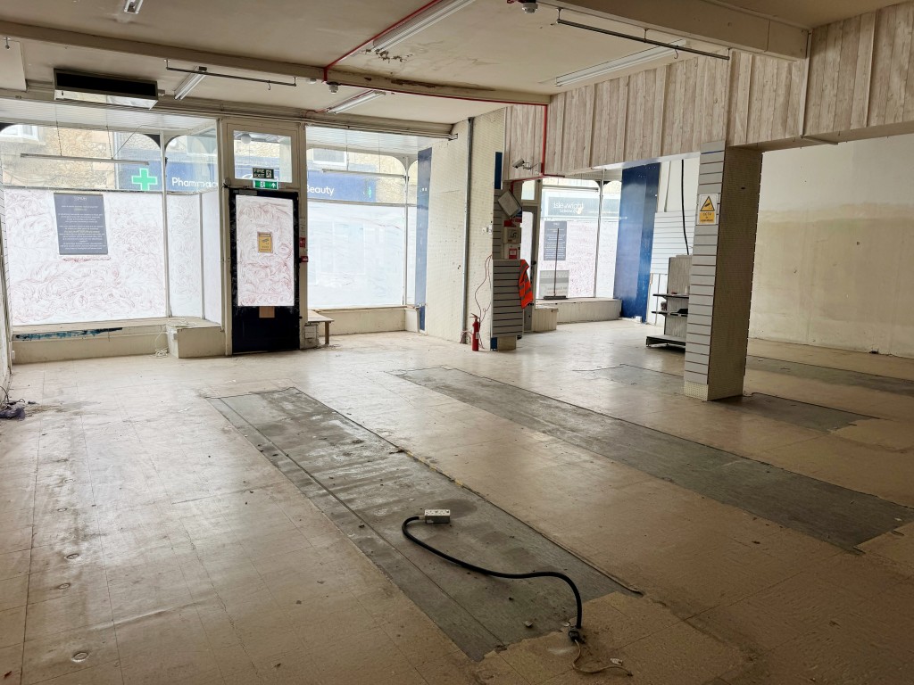 Lot: 28 - LANDMARK FREEHOLD COMMERCIAL BUILDING OVER FOUR FLOORS WITH REAR VEHICULAR ACCESS - Additional Retail area